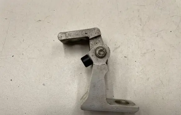 Skoda Rapid (NH) Front door upper hinge 8k0831402D