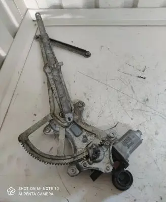 Toyota RAV 4 (XA20) Front door window regulator motor 8571042070 2621000940