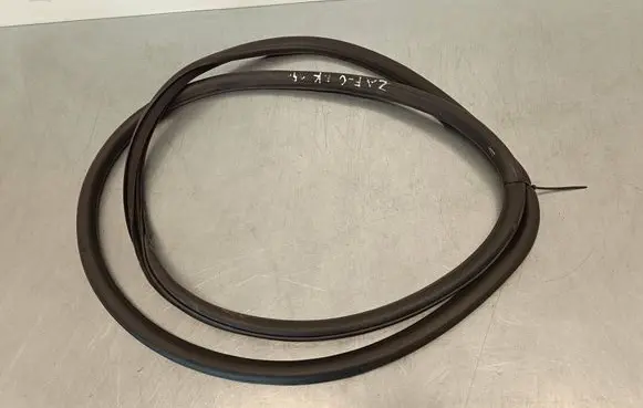 Opel Zafira C Front door rubber seal 