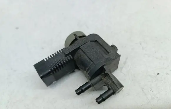 Volkswagen Touareg I Turbo solenoid valve 1J0906283C