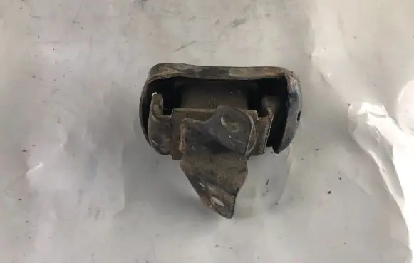 KIA Sorento Engine mount bracket