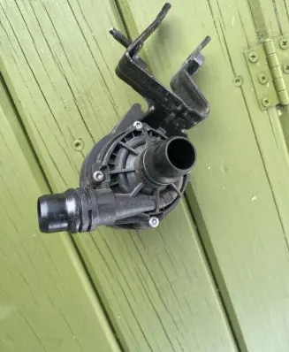 Citroen DS3 Water pump 9833874480