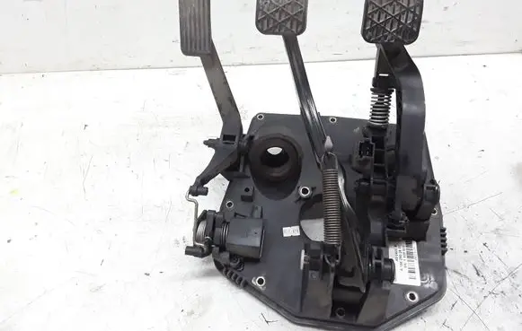 Mercedes-Benz Vaneo W414 Pedal assembly A1682902601