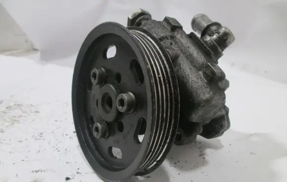 Volkswagen PASSAT B5.5 Power steering pump 8D0145156T 038145255D