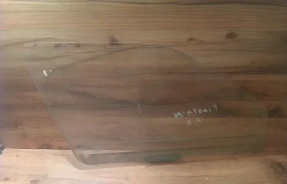 Ford Fiesta Front door window glass four-door