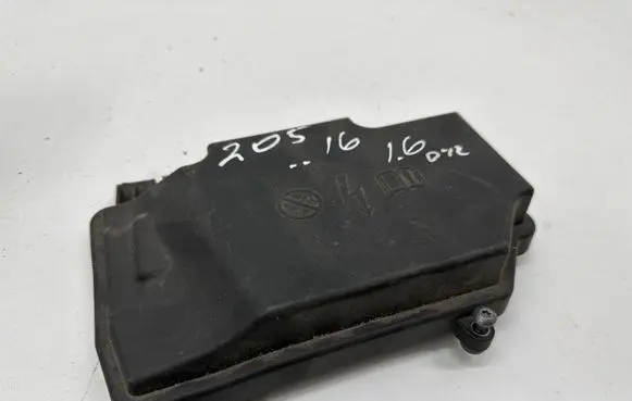 Mercedes-Benz C W205 Fuse box cover A2055400182