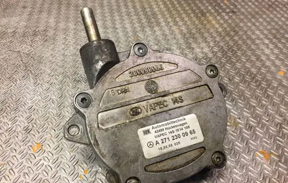 Mercedes-Benz C W203 Vacuum pump 2712300965 A2712300965
