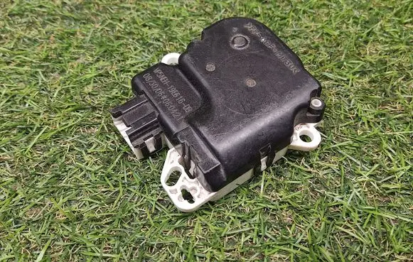 Nissan Pathfinder R51 Air flap motor/actuator VP5NEH19E616DB