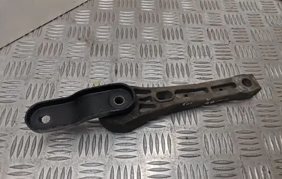 Engine mounting bracket