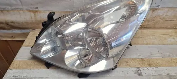 Toyota Corolla Verso AR10 Headlight/headlamp E11200683
