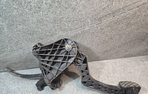 Volkswagen Golf VI Clutch pedal 1K0721796