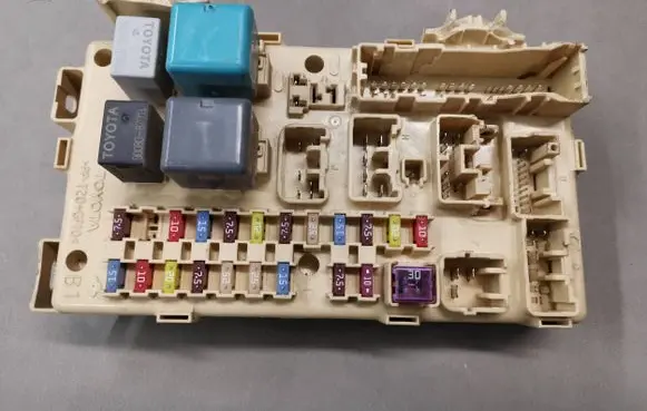 Toyota Avensis T250 Fuse module 8264105020A 1001744855 06051619220801