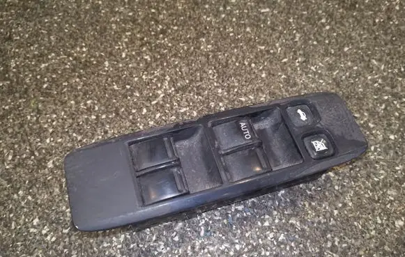 Nissan Primera Electric window control switch 25401AV640
