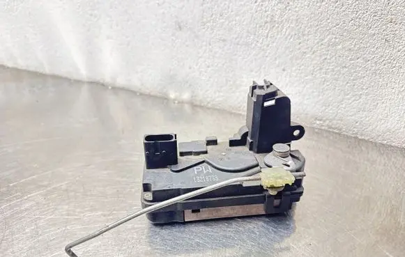 Opel Zafira B Rear door lock 13210739