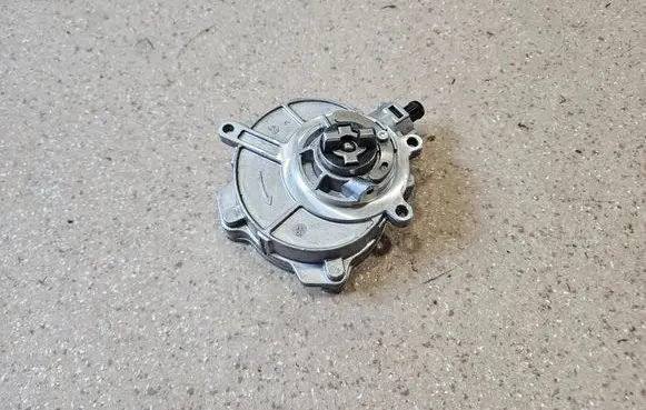 Audi Q7 4L Vacuum pump 06E145100M