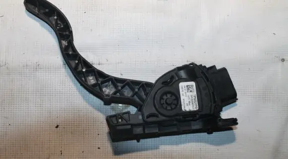 Volvo XC60 Accelerator throttle pedal 31329057