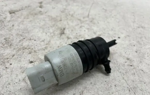 BMW 5 G30 G31 Windscreen/windshield washer pump 7298309