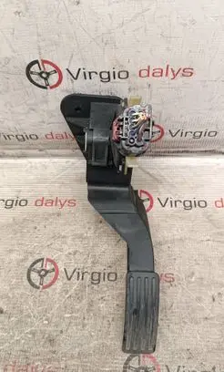 Accelerator throttle pedal