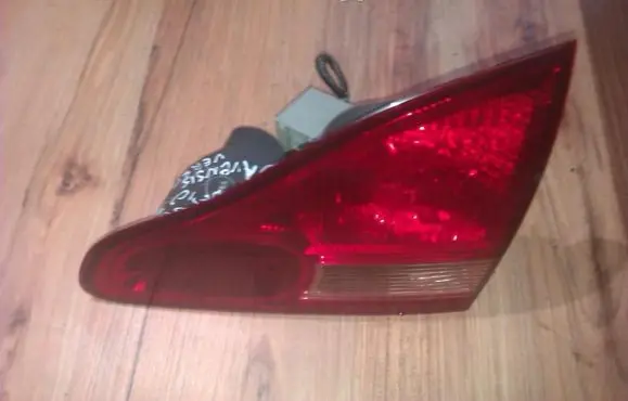 Toyota Avensis Verso Tailgate rear/tail lights