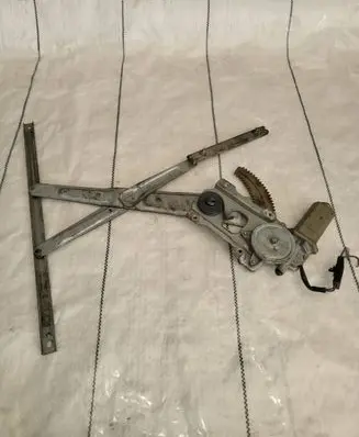 Nissan Patrol Y61 Front window lifting mechanism without motor 8073vb011