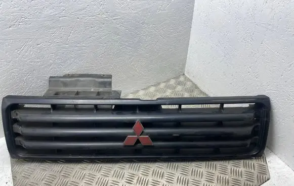 Mitsubishi Pajero Front bumper upper radiator grill