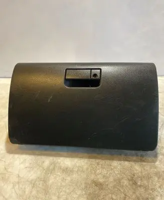 Suzuki Grand Vitara II Glove box