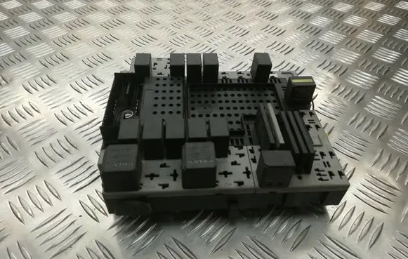 Volvo XC90 Fuse module 08696098 08696040