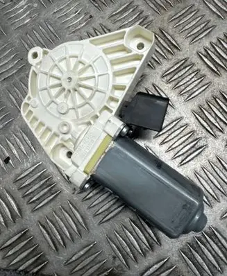 Mercedes-Benz CLA C117 X117 W117 Front door window regulator motor A2078200542