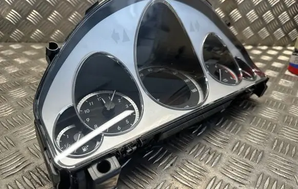 Speedometer (instrument cluster)