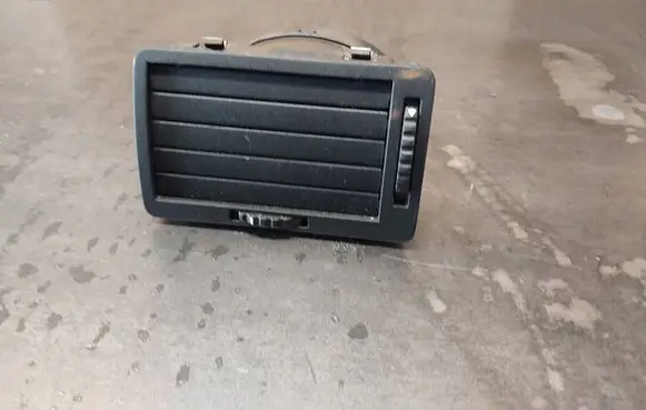 Skoda Octavia Mk1 (1U) Dash center air vent grill 1U1819701