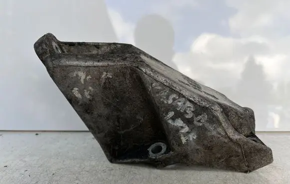 Volkswagen PASSAT B5 Engine mounting bracket 8D0199307L