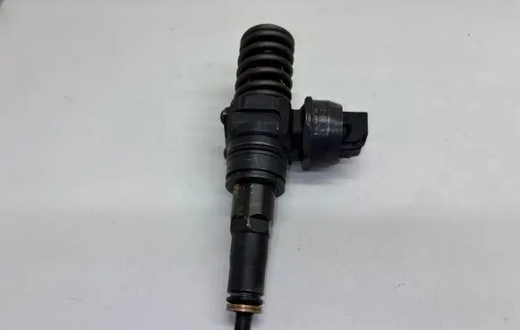 Volkswagen Golf IV Fuel injector 038130073AG