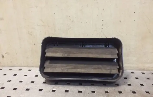 Quarter panel pressure vent
