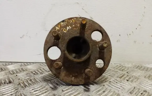 Toyota Avensis T220 Rear wheel hub