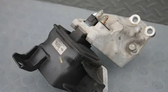 KIA Sportage Engine mount bracket