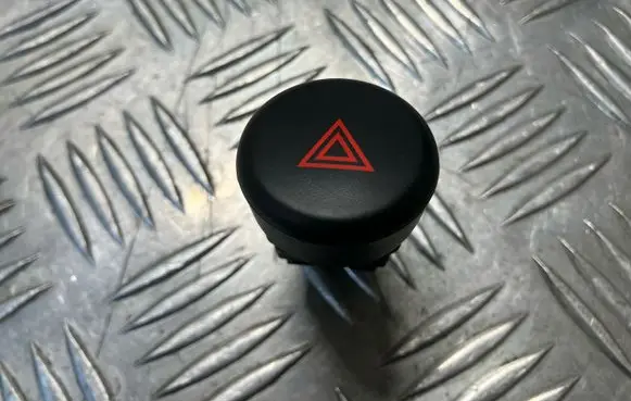 Nissan Juke I F15 Hazard light switch 