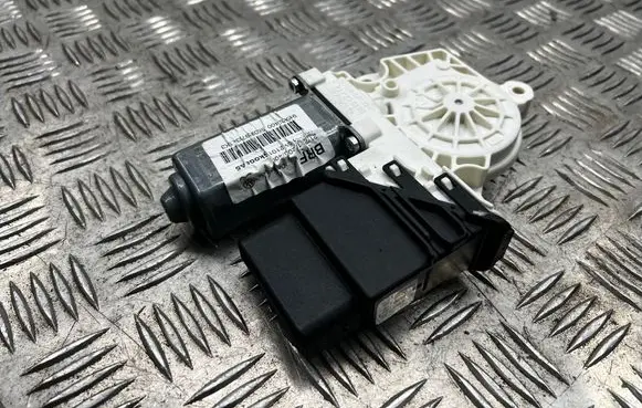 Skoda Octavia Mk2 (1Z) Rear door window regulator motor 5K0959703A
