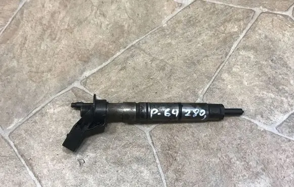 Mercedes-Benz ML W164 Fuel injector A642070