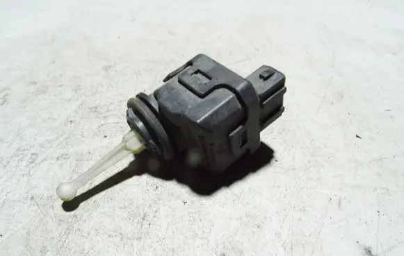 Volkswagen PASSAT B5 Headlight level adjustment motor 3B0941295A
