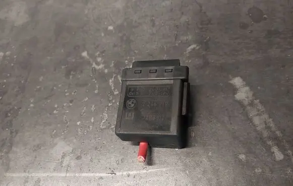 BMW 5 E39 Glow plug pre-heat relay 2246919