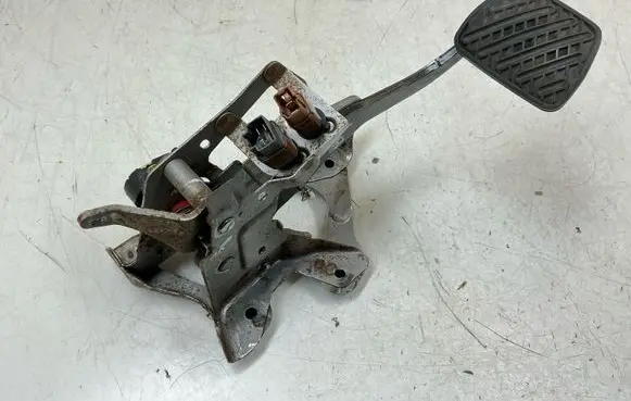 Nissan Leaf I (ZE0) Brake pedal 465013NF1B