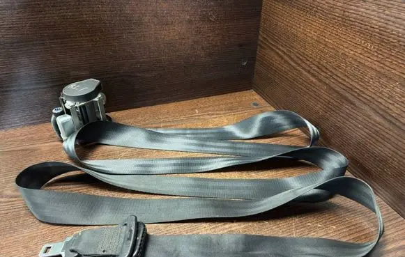 Renault Trafic II (X83) Rear seatbelt B507743