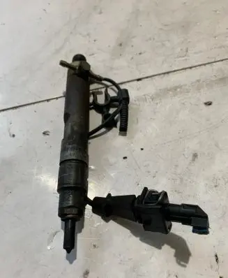 Volkswagen Golf IV Fuel injector 038130201F