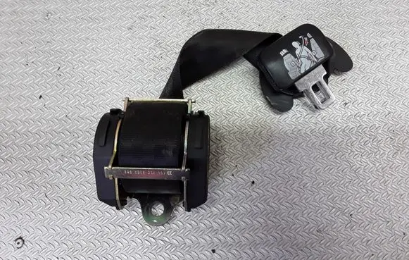 Volkswagen Touran I Middle seatbelt (rear) 5425588