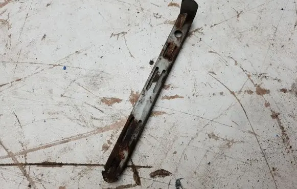 Headlight/headlamp mounting bracket