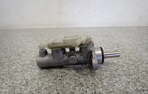 Mitsubishi Grandis Master brake cylinder