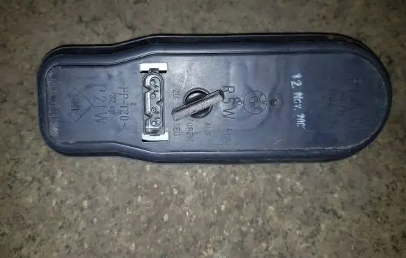 BMW 5 E39 Tail light bulb cover holder 3496339