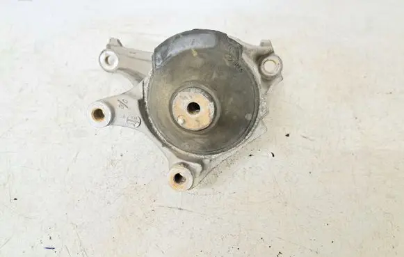 Honda Civic Engine mount bracket