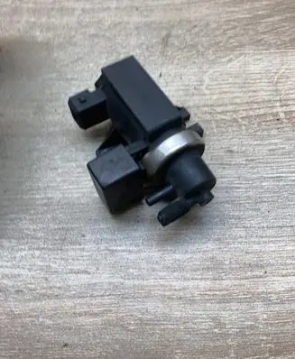 BMW 5 E39 Turbo solenoid valve 2247906 72279600