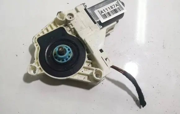 Volkswagen PASSAT CC Front door window regulator motor 8K0959801B 1101919810200
